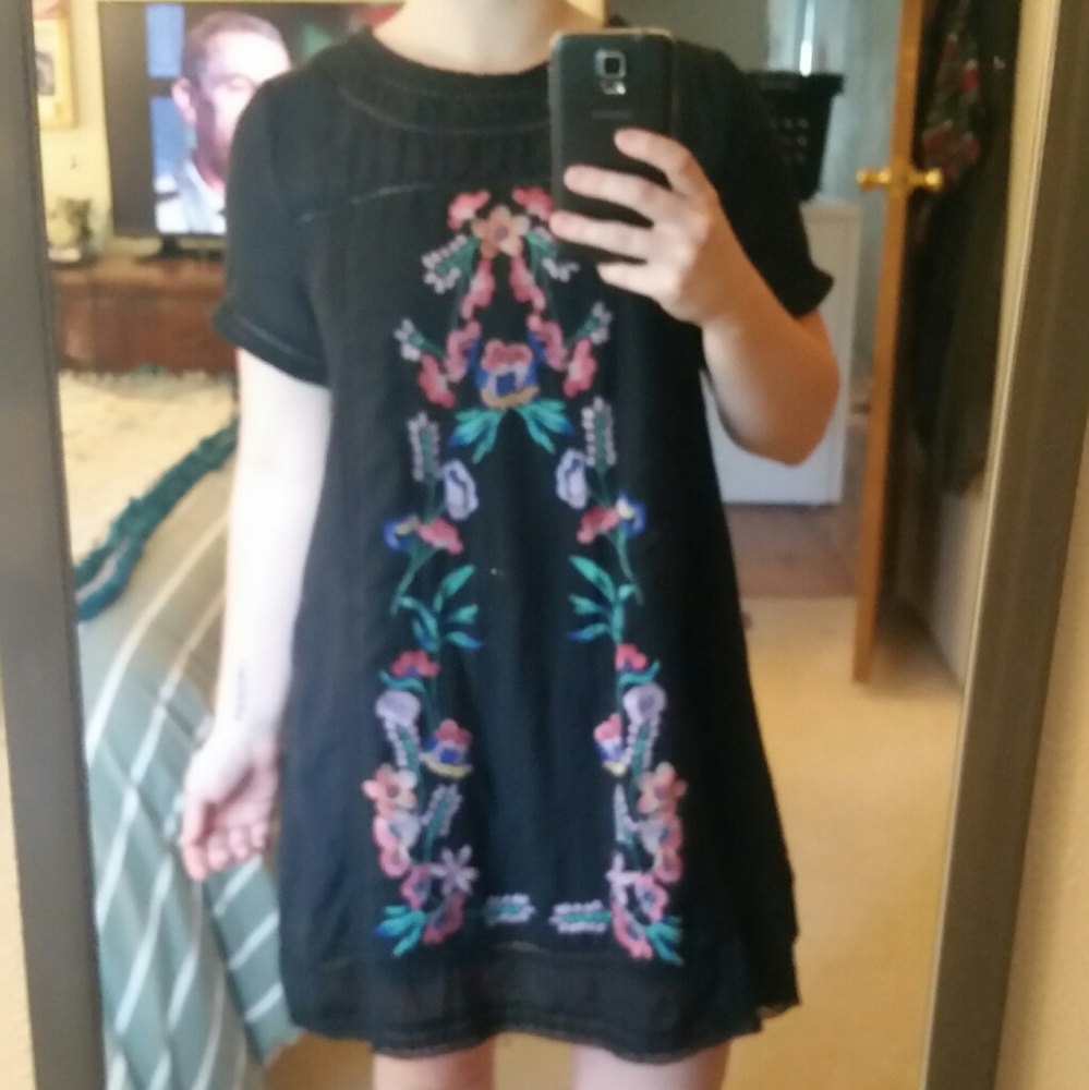 Floral Embroidered Tunic - Picture 2 of 6